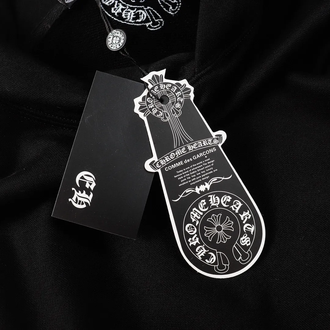 M06—P210 -Chrome Hearts/Chrome Hearts printed sweatshirt cardigan jacket -420 grams of high-density, high-quality wool, soft, delicate and skin-friendly, soft and silky to the touch, warm and skin-friendly -The hardware and zipper accessories are all customized and full of details -Colour: black -Size: S M L XL